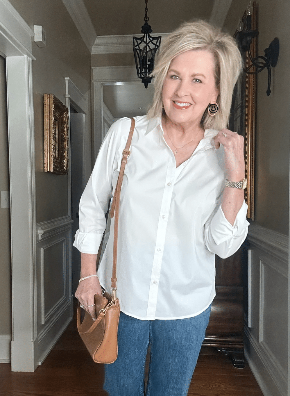 Over 50 blogger, Tania Stephens is showing what she wore this week - a whiteUNTUCKit button up